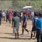Polisi Hentikan Pertandingan Sepakbola di Pinrang gegara Ricuh Penonton Masuk Lapangan