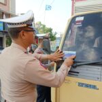 Operasi Zebra Pallawa 2023, Polres Pinrang Pasang Stiker Tertib Lantas di Kendaraan Warga