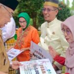 Momen Hardiknas, Pemkot Parepare Sematkan Satyalencana dan Penghargaan ke Para Guru