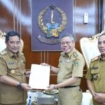 Pj Gubernur Sulsel Serahkan Surat Pengkatan dan Pelantikan Sekda Parepare ke Wali Kota