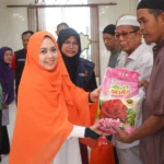 Ketua PKK Parepare Erna Taufan Serahkan Puluhan Paket Sembako 