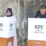 Pj Wali Kota Parepare Bersama Ibunya Lakukan Pencoblosan di TPS 5 Lapadde