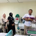 Didampingi Direktur RSUD, Pj Wali Kota Beri Kado Spesial kepada Bayi yang Lahir di Hari Jadi Parepare