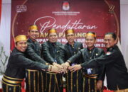 5 Komisioner KPU Pinrang Kompak Pakai Baju Adat Sambut Pendaftar Hari Kedua Cakada