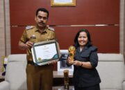 Pj Bupati Pinrang H Ahmadi Akil Menyerahkan Piagam Penghargaan ke Dinkes