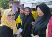 Tangis Haru Emak-Emak Bumi Harapan, Erna Rasyid Taufan Dielu-elukan sebagai Pemimpin yang Dekat dengan Warga