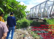 UPTD SDA & BK Wilayah Alitta-Corawalie Pinrang Bersihkan Tumpukan Sampah yang Tersangkut di Tiang Tulang Air