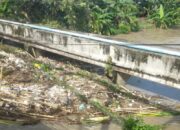 UPTD SDABK Pinrang Intens Lakukan Pembersihan Sampah dan Batang Kayu di Sungai Kariango
