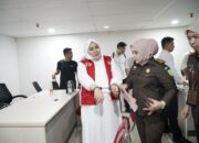 Tampang Tersangka Skincare Merkuri Mira Hayati Berbaju Tahanan-Terborgol Saat Diserahkan ke Kejati Sulsel