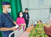 Dinkes Pinrang Kawal Penanganan Medis hingga Rujukan Warga yang Ditandu