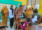 Kadis Pendidikan Pinrang Serahkan MBG ke SD Mabbulo Sibatang