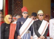 Bupati Enrekang Hadiri Hari Jadi Torut 2025, Pakai Ikat Kepala-Sarung Toraja