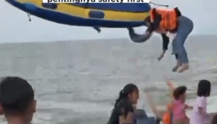 Heboh Banana Boat di Pantai Ammani Pinrang Terbalik, Korban Terhempas-Memar