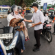 Bupati Enrekang Turun ke Jalan, Bagikan Masker Antisipasi Dampak Kabut Asap
